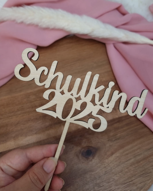 Holz Cake Topper zur Einschulung mit dem Text Schulkind 2025