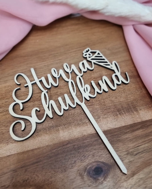 Holz Cake Tortenstecker zur Einschulung mit der Schriftzug "Hurra Schulkind" und einer Schultüte