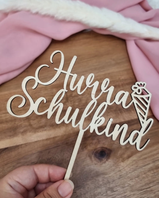 Holz Cake Tortenstecker zur Einschulung mit der Schriftzug "Hurra Schulkind" und einer Schultüte
