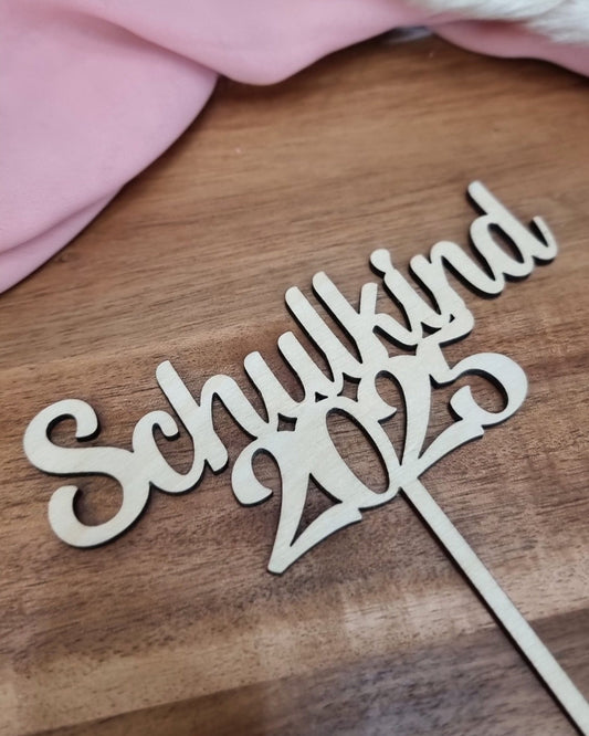 Holz Cake Topper zur Einschulung mit dem Text Schulkind 2025