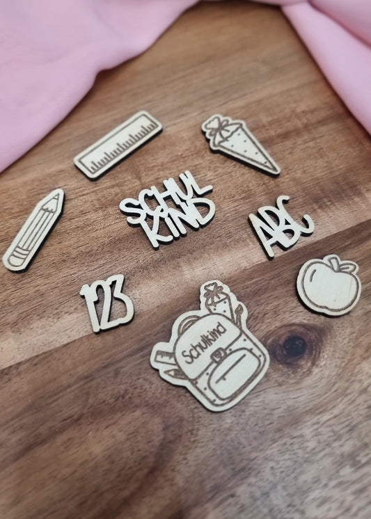Holz Streudeko zur Einschulung. Enthalt 8 verschieden Designs: Lineal, Bleistift, Schultüte, Apfel, Schulranzen, ABC, Schulkind und 123.