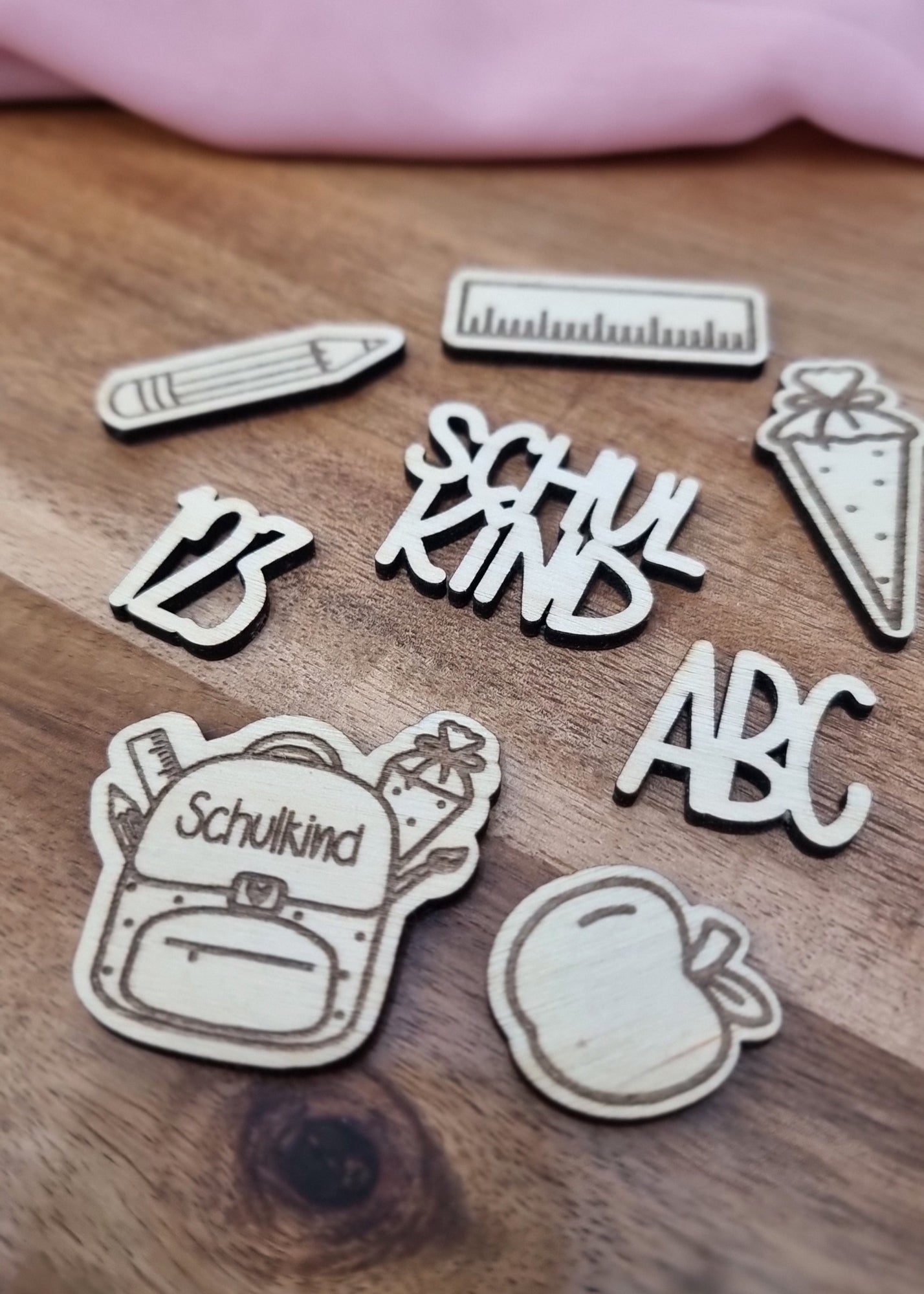 Holz Streudeko zur Einschulung. Enthalt 8 verschieden Designs: Lineal, Bleistift, Schultüte, Apfel, Schulranzen, ABC, Schulkind und 123.