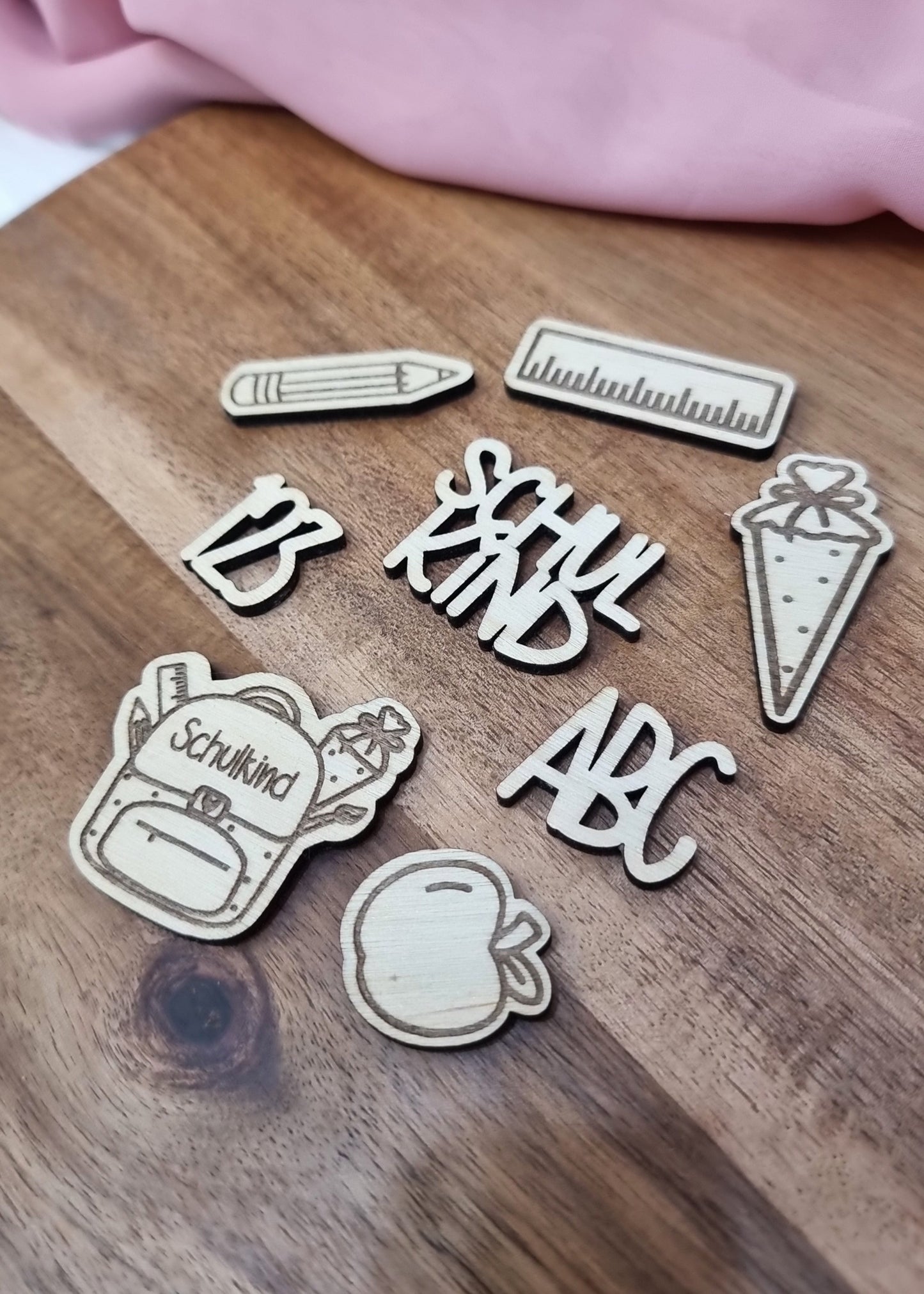 Holz Streudeko zur Einschulung. Enthalt 8 verschieden Designs: Lineal, Bleistift, Schultüte, Apfel, Schulranzen, ABC, Schulkind und 123.
