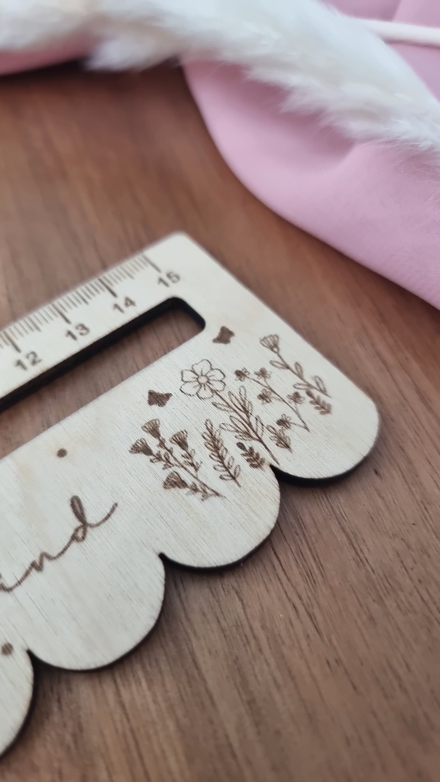 Lesehilfe aus Holz | Seitenhalter