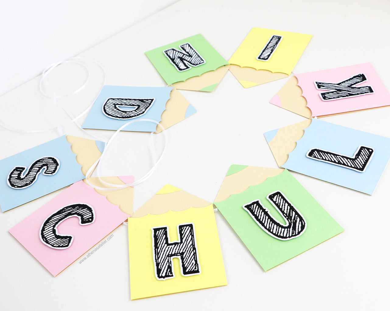 Schulkind Girlande aus hochwertigem Karton für Einschulung, Farbstift-Stil und Pastellfarben