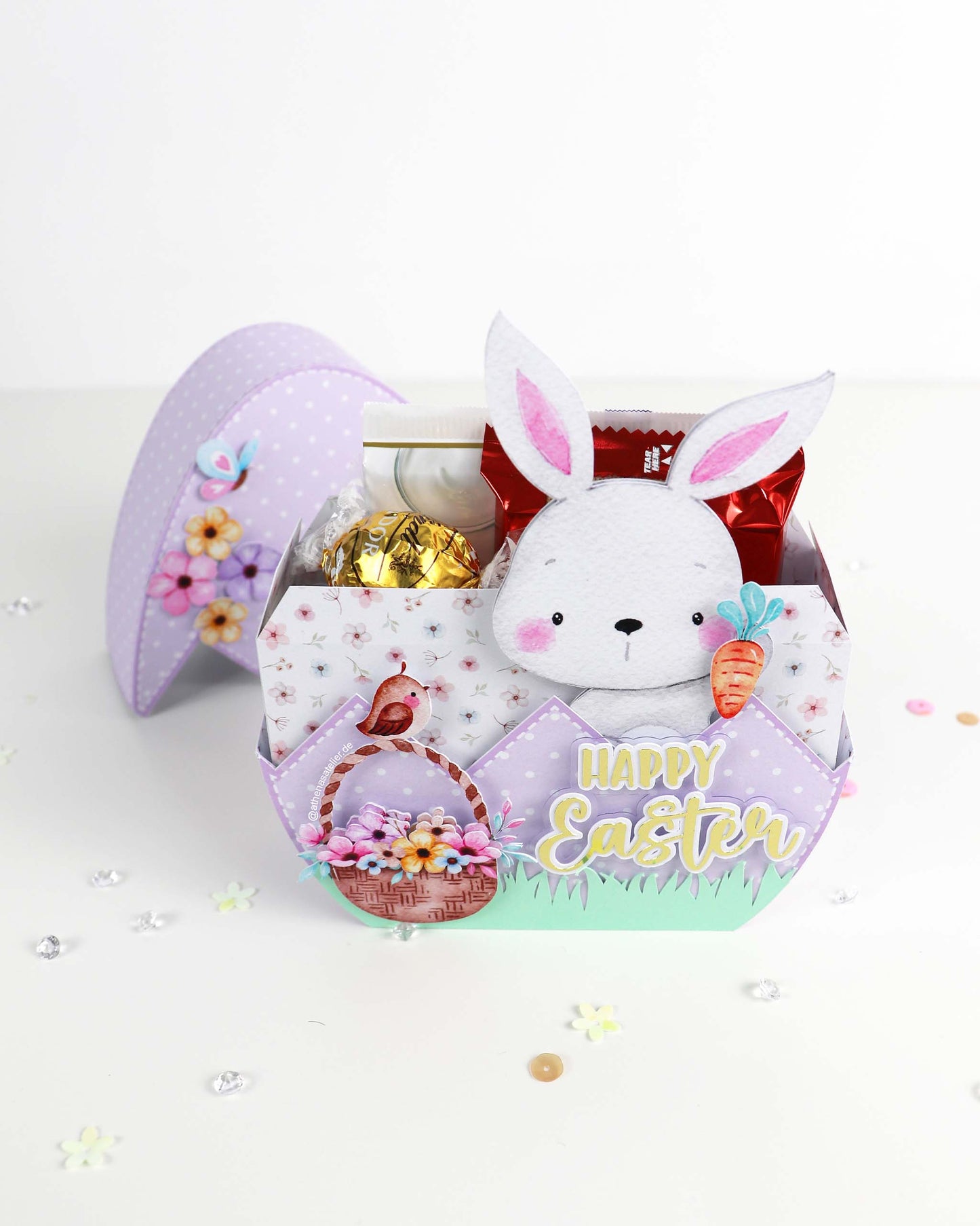 Geöffnete Osterei-Geschenkverpackung aus stabilem Motivkarton für Süßigkeiten, fertig montiert geliefert (Inhalt nicht enthalten) – Athena's Atelier.