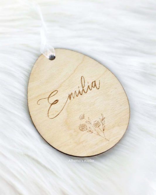 Holz-Anhänger für das Osternest mit eleganter Blumenstrauß-Gravur und individuellem Namen – Athena's Atelier.