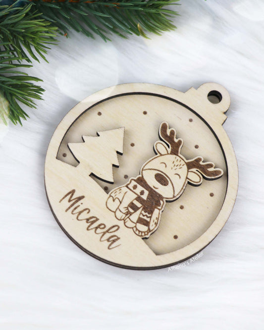 Runder Weihnachtsbaum-Anhänger aus Holz, personalisiert mit einem Rentier und Wunschnamen.