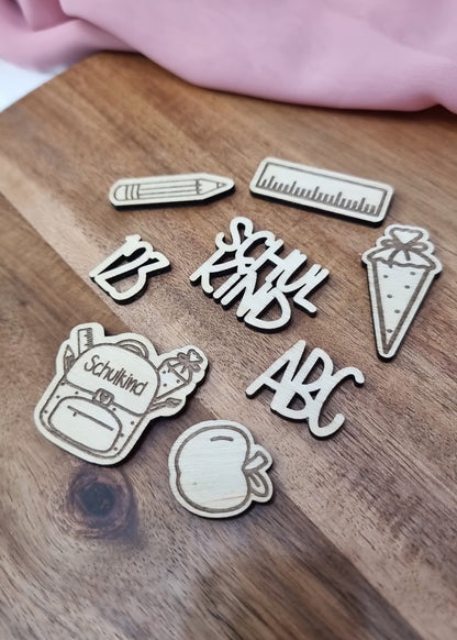 Holz Streudeko zur Einschulung. Enthalt 8 verschieden Designs: Lineal, Bleistift, Schultüte, Apfel, Schulranzen, ABC, Schulkind und 123.