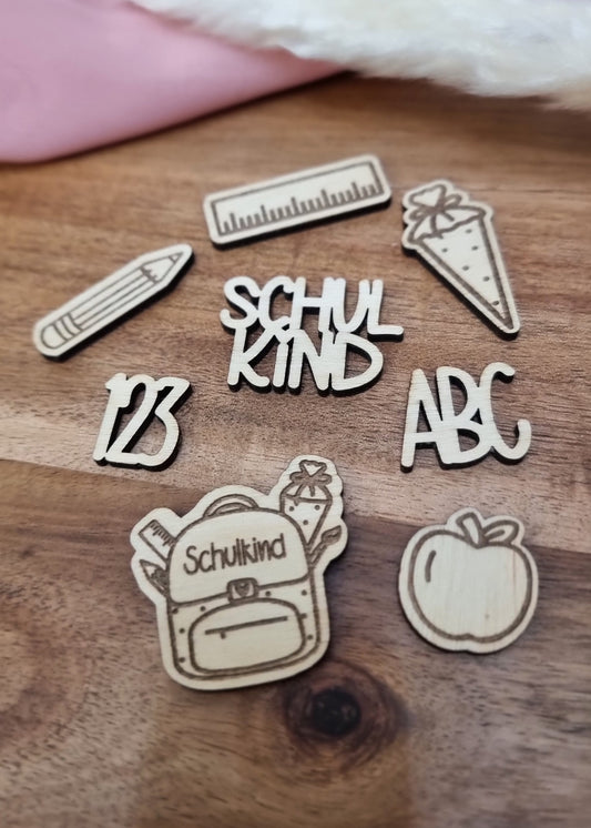Holz Streudeko zur Einschulung. Enthalt 8 verschieden Designs: Lineal, Bleistift, Schultüte, Apfel, Schulranzen, ABC, Schulkind und 123.