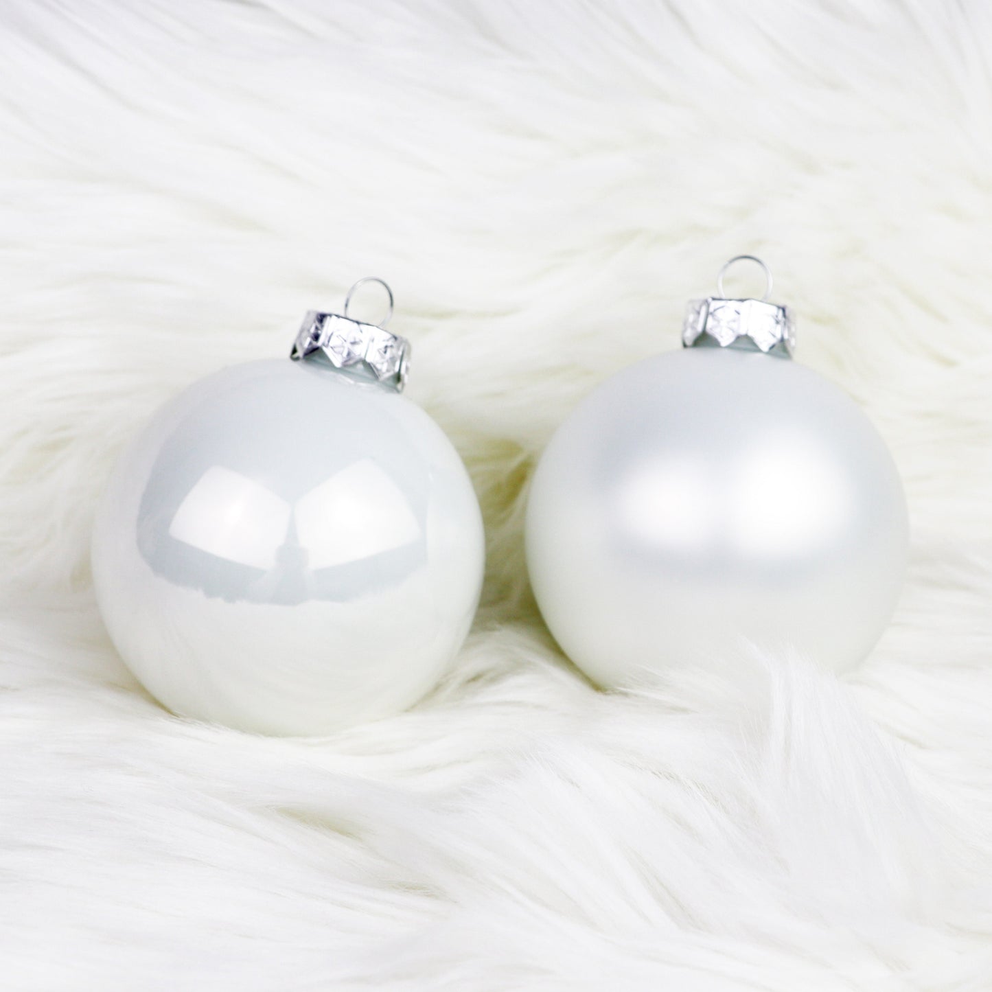 Weiße Weihnachtsbaumkugeln aus Glas (glänzend und matte)