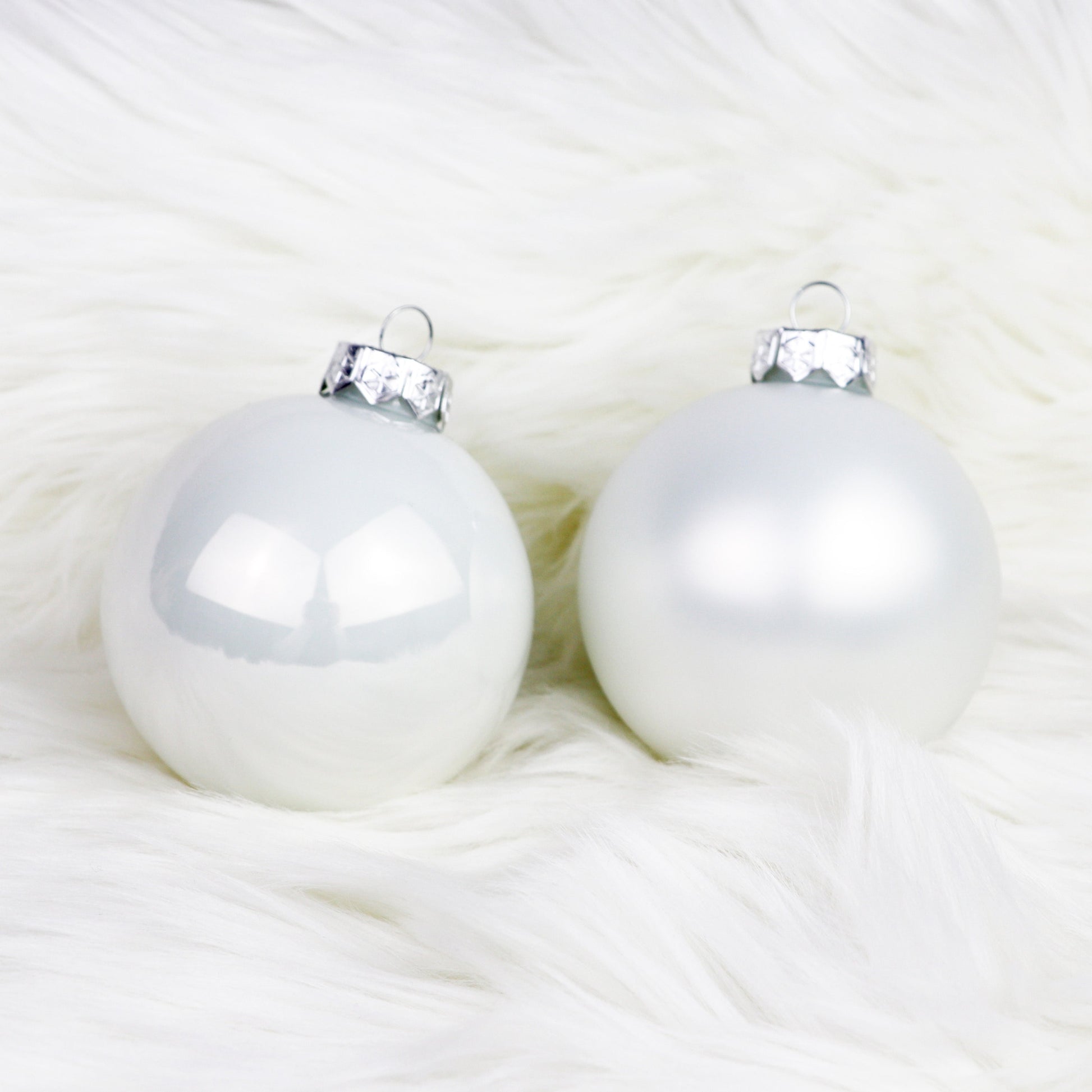 Weiße Weihnachtsbaumkugeln aus Glas (glänzend und matte)