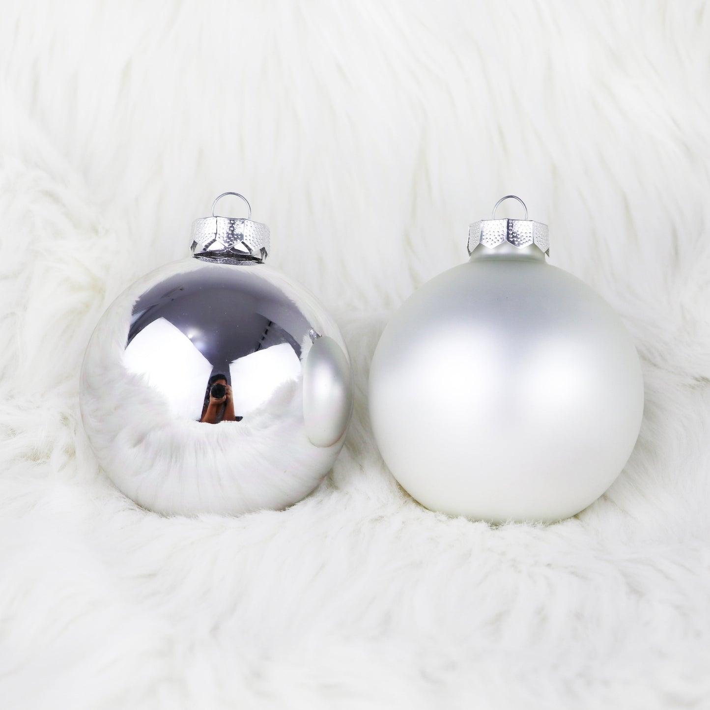 Silberne Weihnachtsbaumkugeln aus Glas (glänzend und matte)