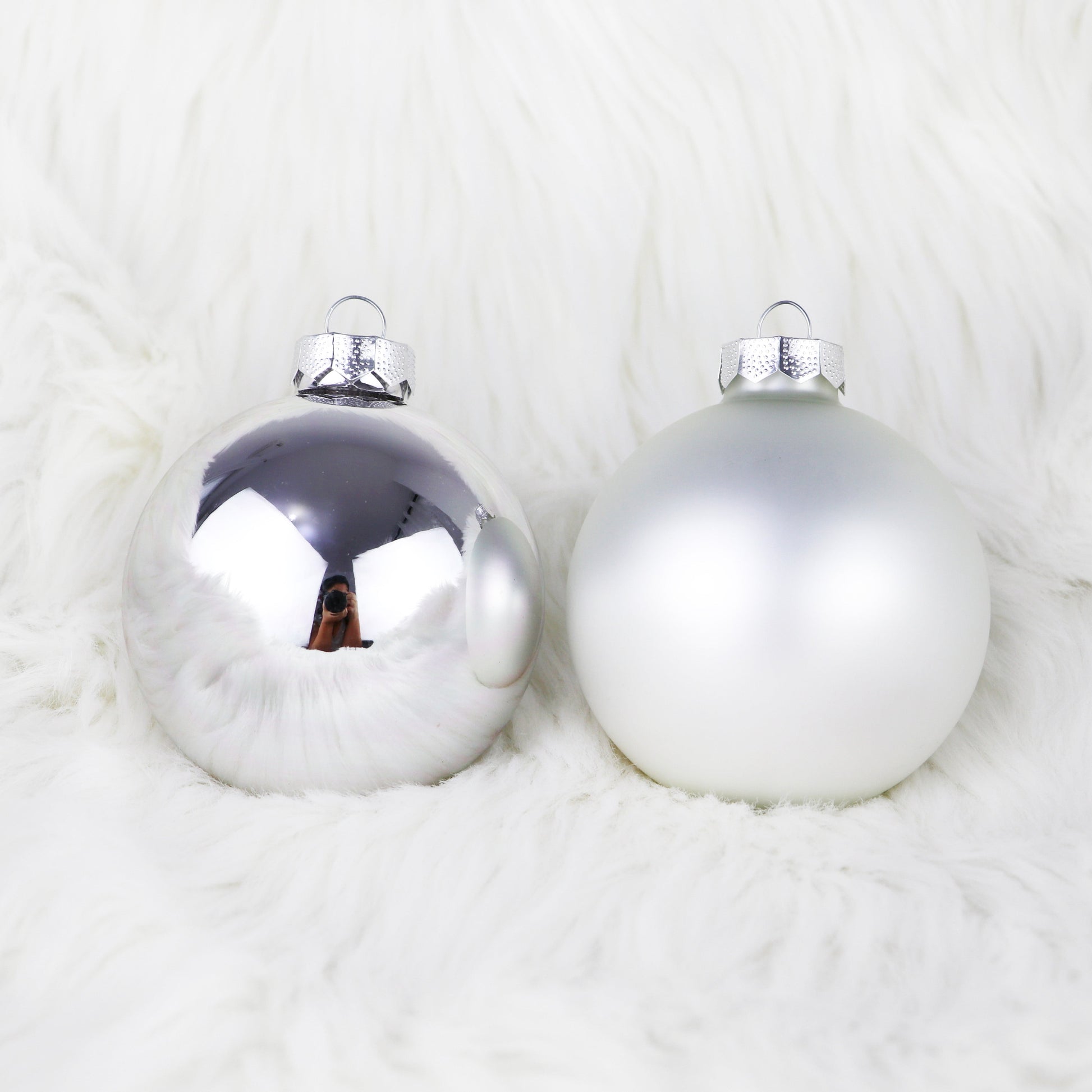 Silberne Weihnachtsbaumkugeln aus Glas (glänzend und matte)