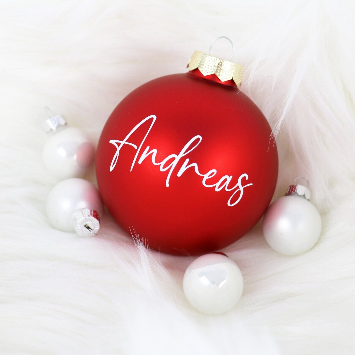 Rote Weihnachtsbaumkugeln aus Glas. Personalisierte mit Namen in Weiß 