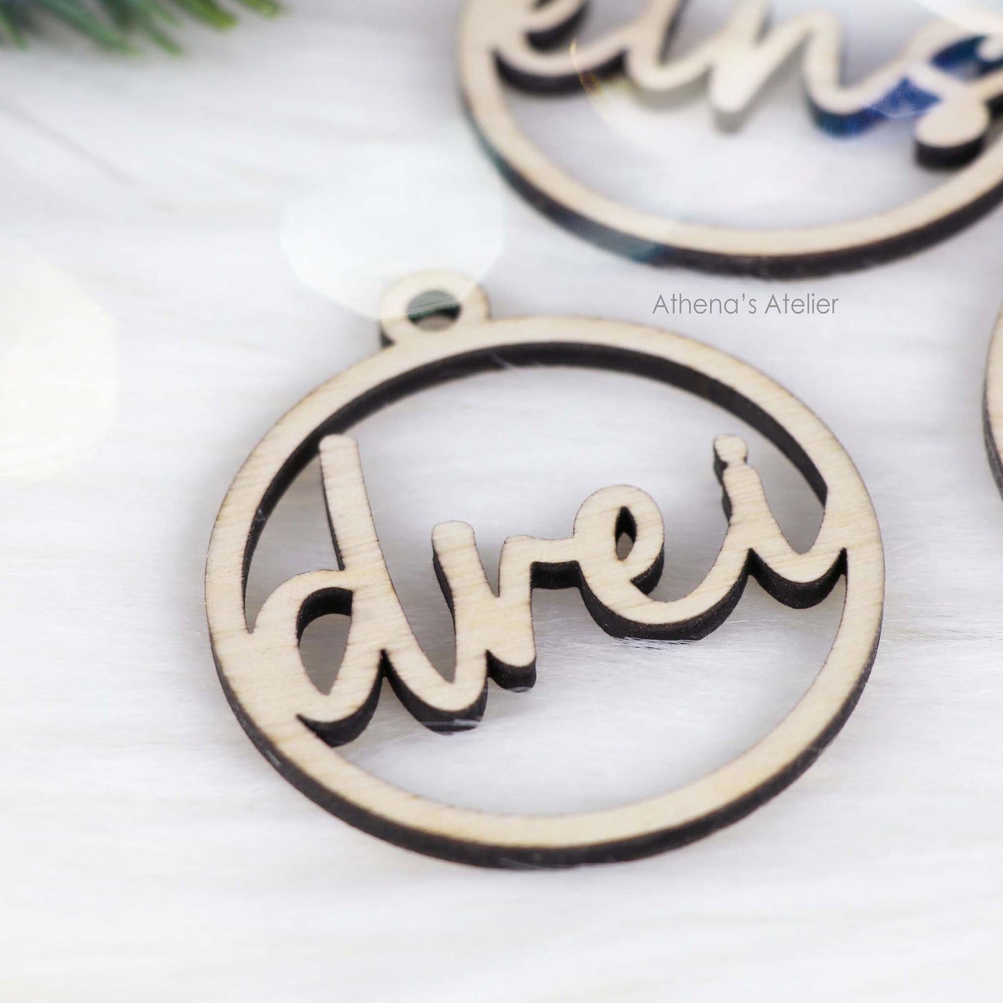 Set aus vier runden Adventszahlen aus hellem Holz, mit den Wörtern eins, zwei, drei, vier in eleganter Schreibschrift lasergeschnitten.