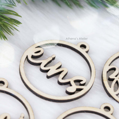 Set aus vier runden Adventszahlen aus hellem Holz, mit den Wörtern eins, zwei, drei, vier in eleganter Schreibschrift lasergeschnitten.