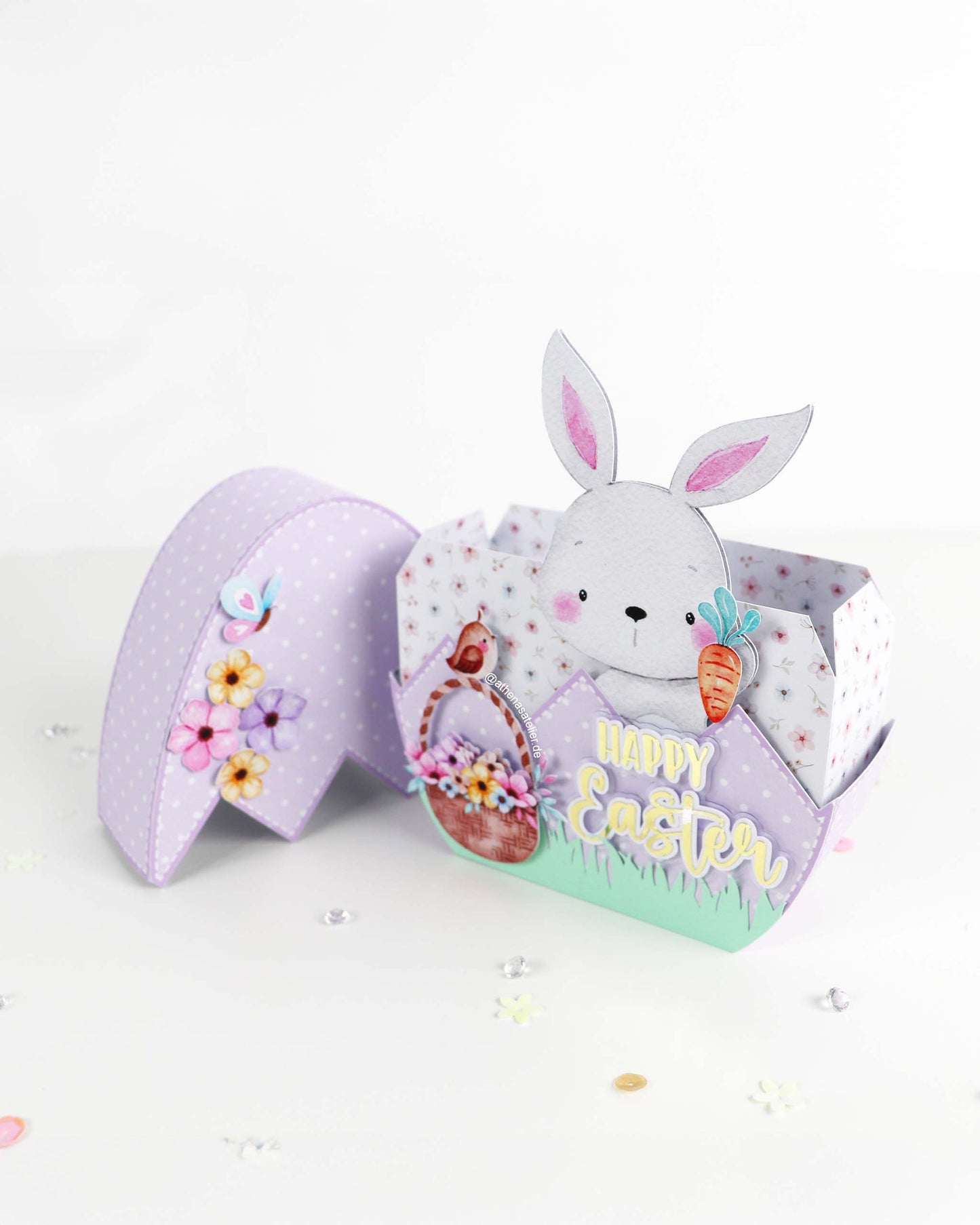 Geöffnete Osterei-Geschenkverpackung aus stabilem Motivkarton für Süßigkeiten, fertig montiert geliefert (Inhalt nicht enthalten) – Athena's Atelier.