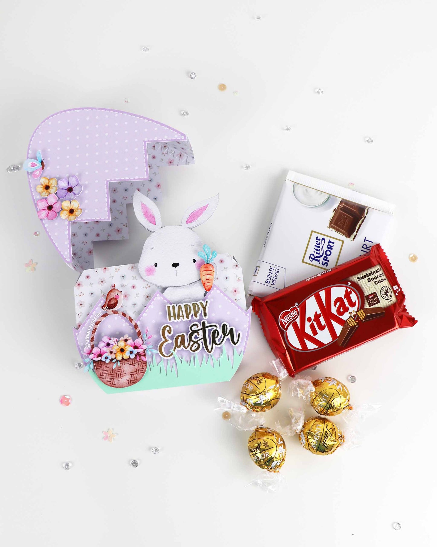 Geöffnete Osterei-Geschenkverpackung aus stabilem Motivkarton für Süßigkeiten, fertig montiert geliefert (Inhalt nicht enthalten) – Athena's Atelier.