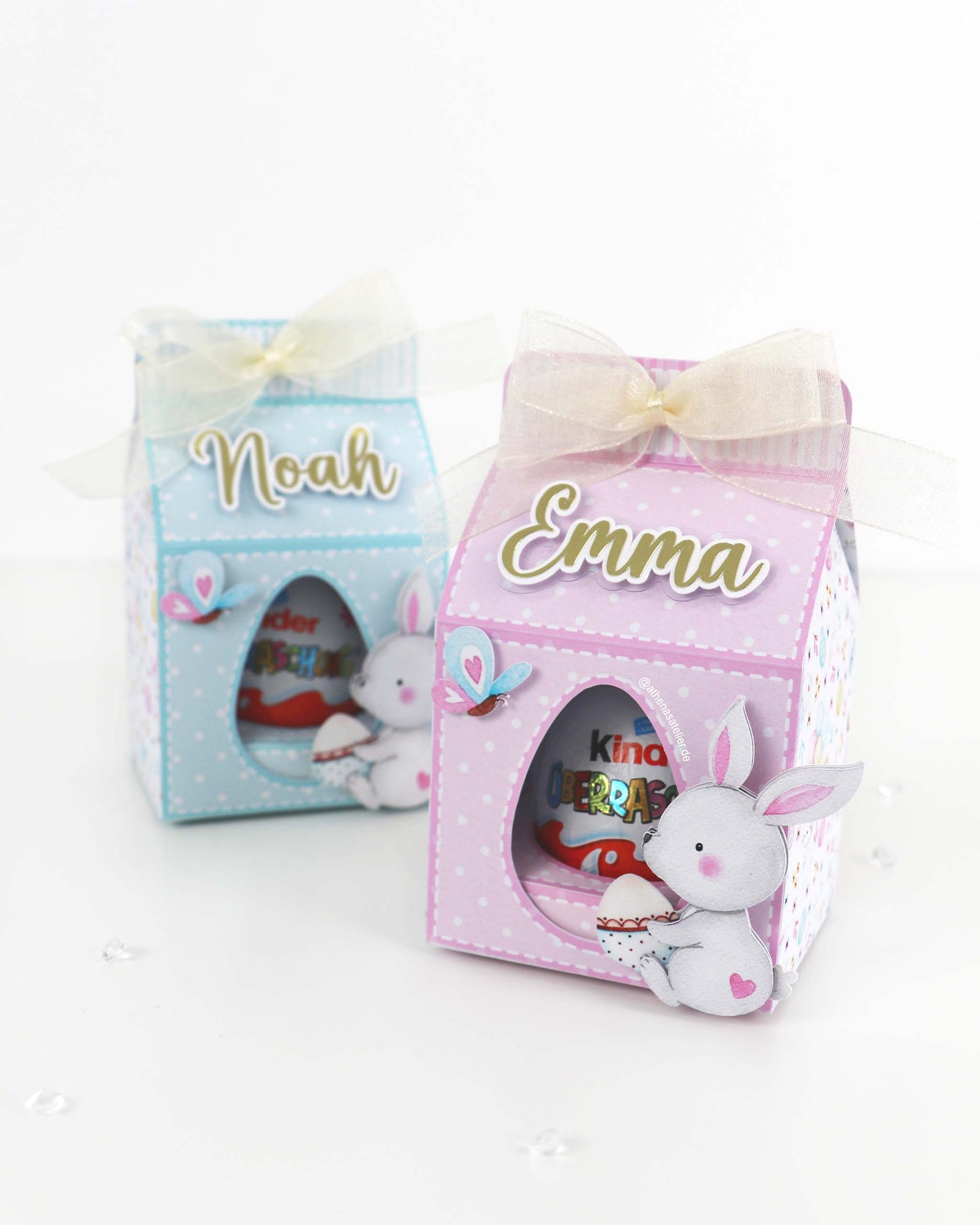 Personalisierte Oster-Geschenkbox aus Motivkarton für Schokoeier, handgefertigt mit Wunschnamen – Athena's Atelier.