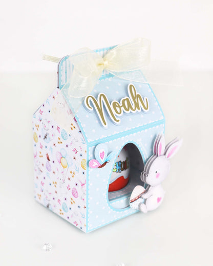 Personalisierte Oster-Geschenkbox aus Motivkarton für Schokoeier, handgefertigt mit Wunschnamen – Athena's Atelier.