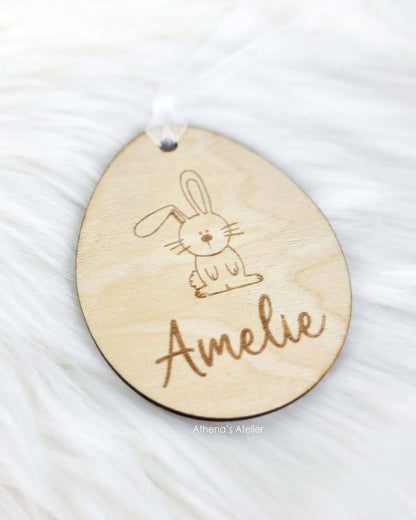 Personalisierter Osteranhänger aus Holz mit eingraviertem Hasen und individuellem Namen – Athena's Atelier.