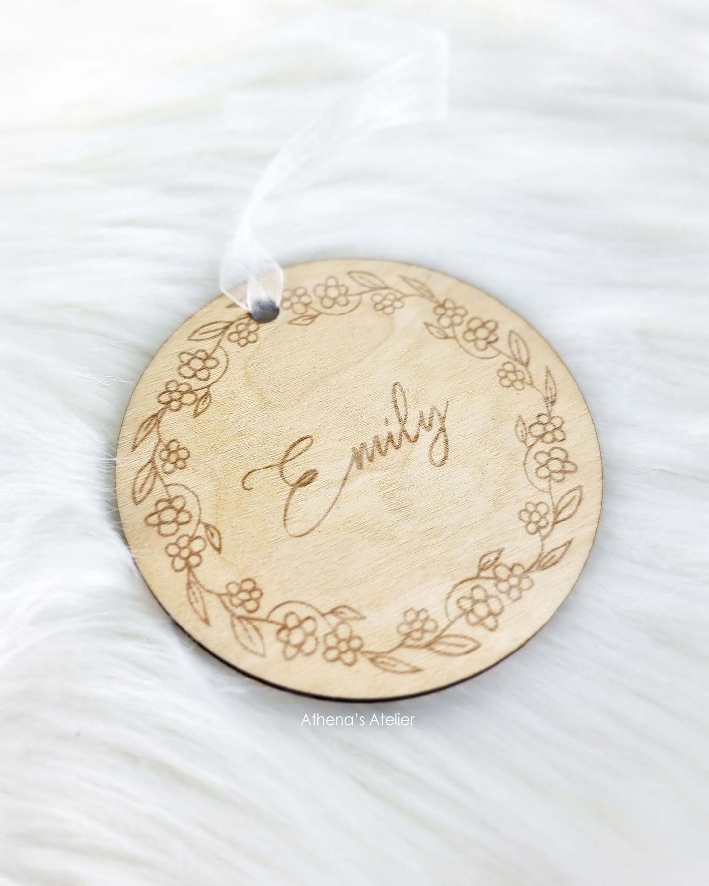 Runder Holzanhänger für Ostern mit graviertem Blumenkranz und persönlicher Namensgravur – Athena's Atelier.