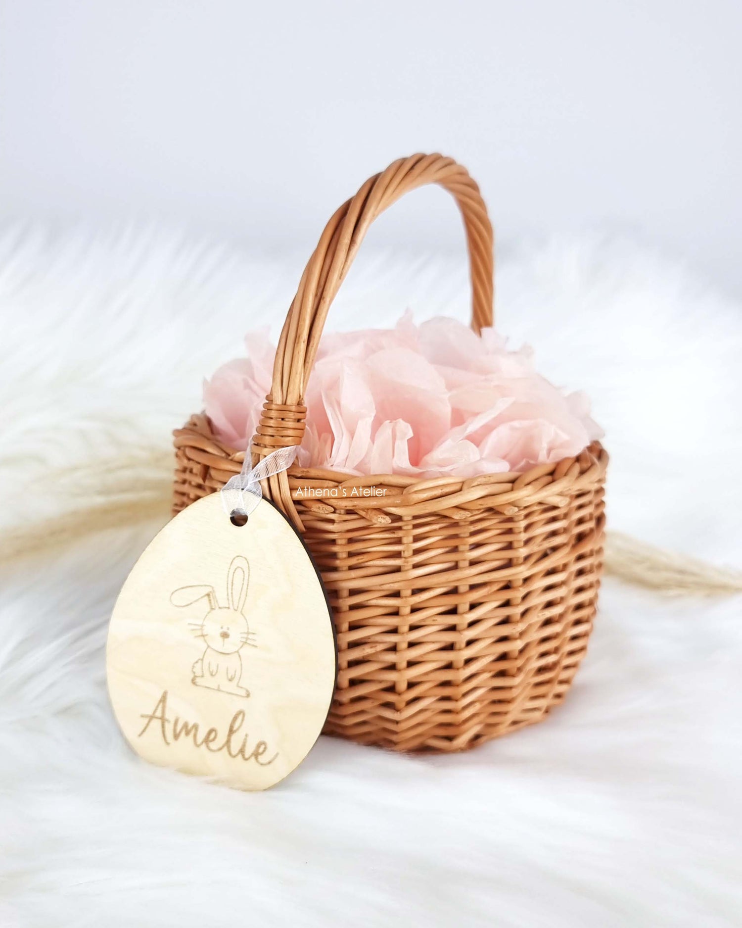Geflochtener Osterkorb mit personalisiertem Holzanhänger, Hasen-Gravur und individuellem Wunschnamen – Athena's Atelier.
