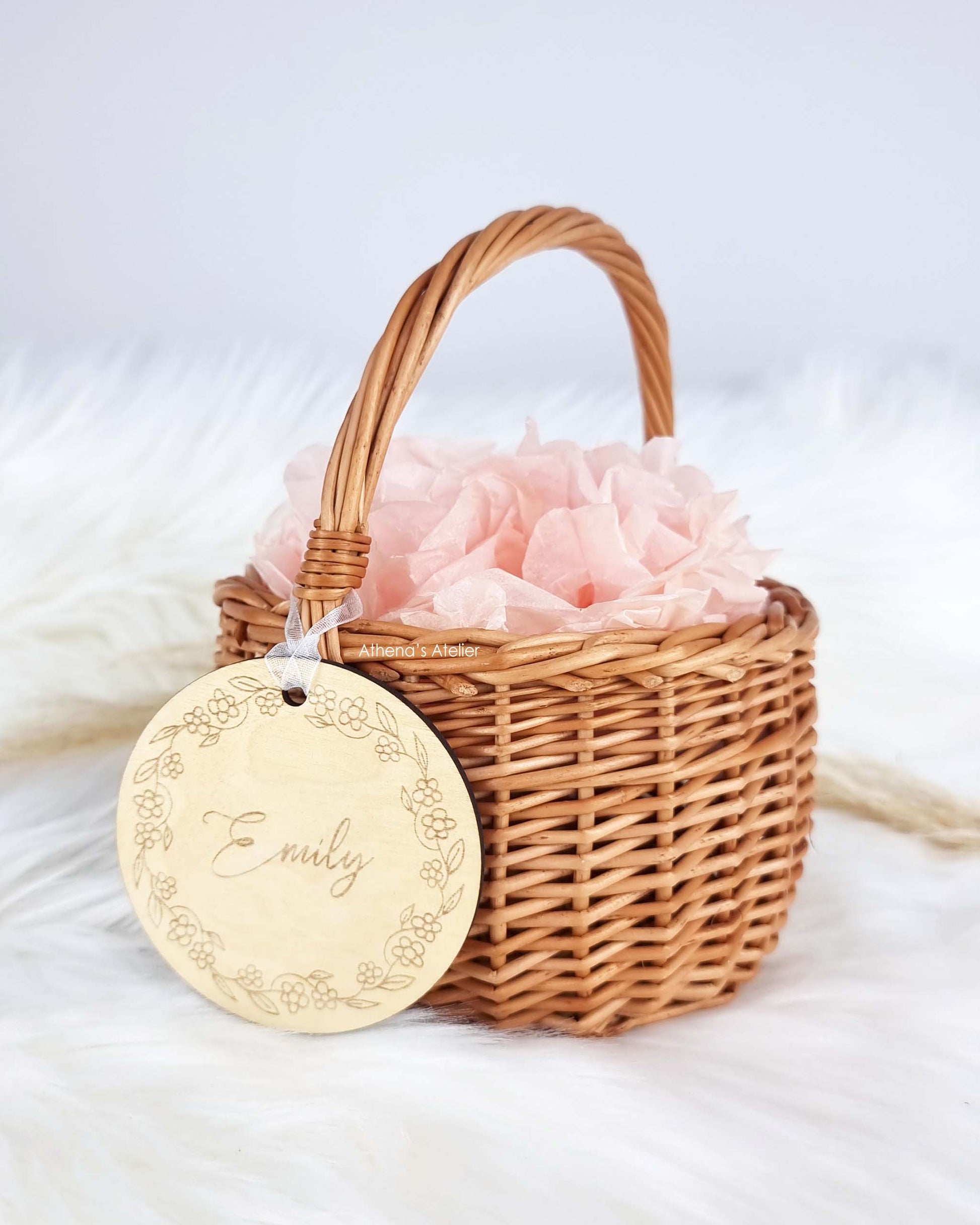 Personalisierter Holzanhänger mit Blumenkranz-Gravur und Wunschnamen an einem kleinen Osterkörbchen – Athena's Atelier.