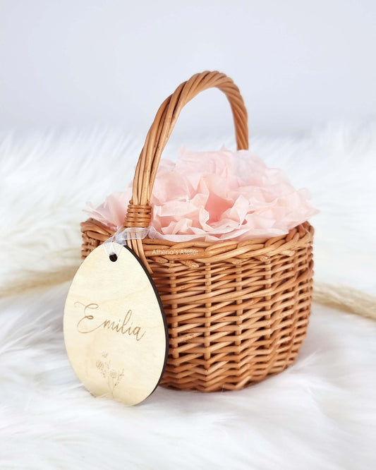 Handgefertigter Weidenkorb mit einem Osterei-Anhänger aus Holz, personalisiert mit Name und Blumen-Motiv – Athena's Atelier.