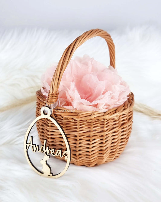 Osternest-Set bestehend aus Weidenkorb und einem ausgeschnittenen Namenszug aus Holz mit Hasen-Silhouette – Athena's Atelier.