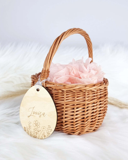 Osterkorb Set mit eiförmigem Holzanhänger, gravierter Wildblumen-Wiese und persönlicher Namensgravur – Athena's Atelier.