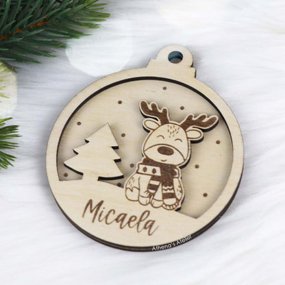 Runder Weihnachtsbaum-Anhänger aus Holz, personalisiert mit einem Rentier und Wunschnamen.