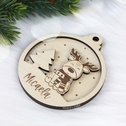 Runder Weihnachtsbaum-Anhänger aus Holz, personalisiert mit einem Rentier und Wunschnamen.
