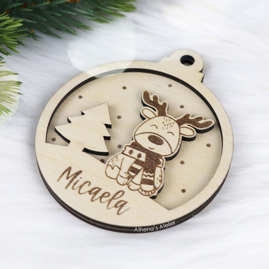 Runder Weihnachtsbaum-Anhänger aus Holz, personalisiert mit einem Rentier und Wunschnamen.