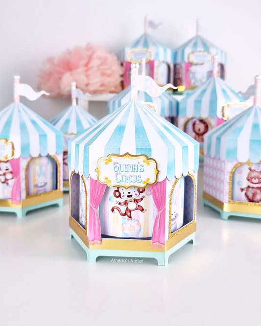 Personalisierte Zirkus-Zelt Tischdeko als drehbares Karussell in Hellblau und Rosa mit Tiermotiven, handgefertigt von Athenas Atelier.