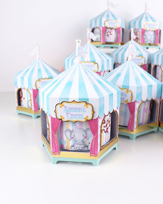 Personalisierte Zirkus-Zelt Tischdeko als drehbares Karussell in Hellblau und Rosa mit Tiermotiven, handgefertigt von Athenas Atelier.